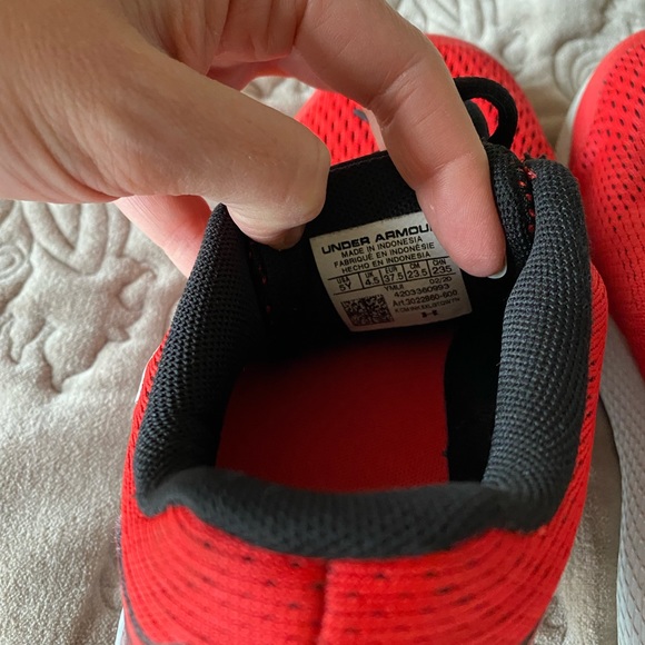 Under Armour Running shoes UA GS Charged Pursuit 2 Size 5Y - Picture 10 of 14